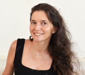 Femme souriante en hypnose pour procréation et périnatalité